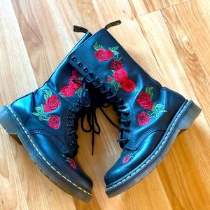 Dr Martens 14 eyelet boot with roses